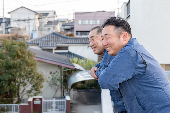 笑顔で外を眺める男性